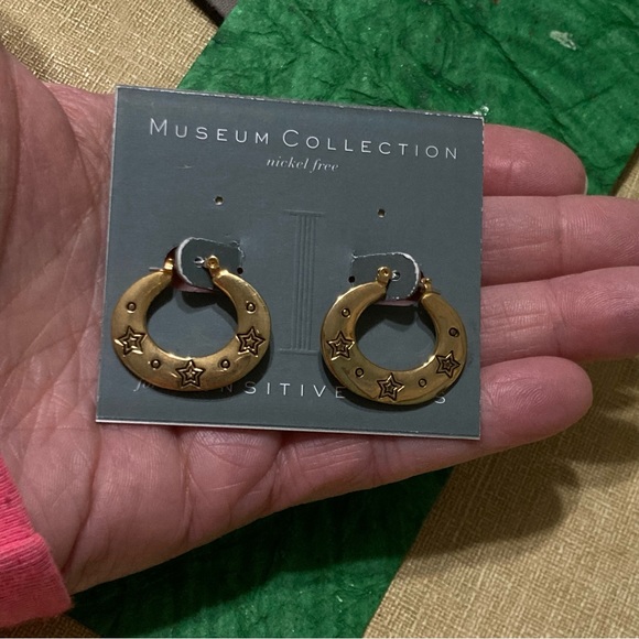 Museum Collection Nickel Free Gold-tone small oval hoop earrings - Picture 2 of 5